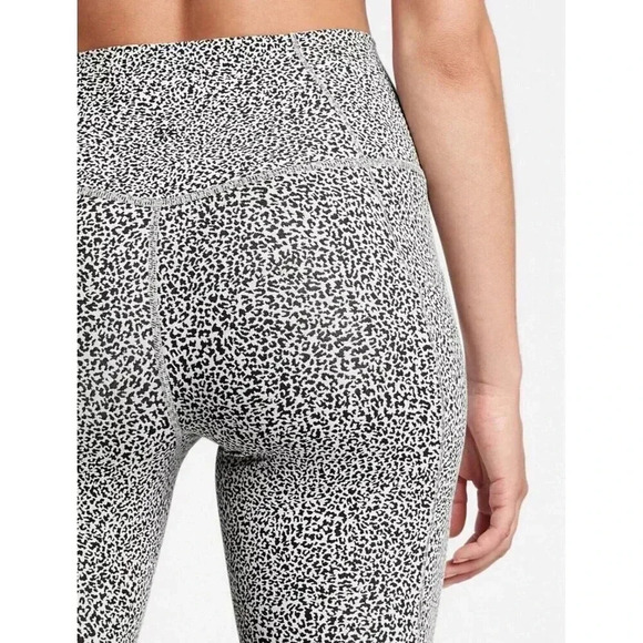 Athleta Salutation Stash Pocket Textured 7/8 Tight Black White Size Medium - Picture 3 of 7